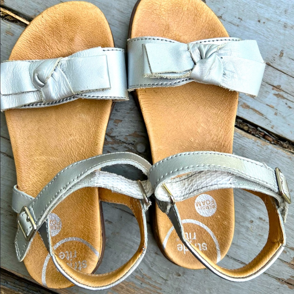 Stride Rite memory foam sandals girls 13W in excellent condition